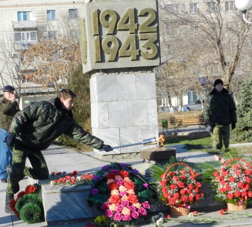 Факел Сталинградской победы продолжает путь по волгоградской земле Факел Сталинградской победы продолжает путь по волгоградской земле