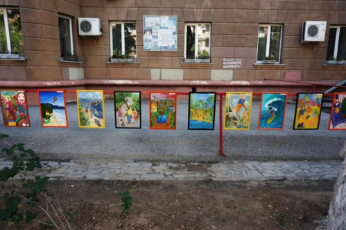 В Волгограде проходит уличная выставка детских рисунков