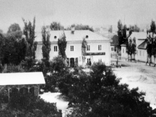 В «Старой Сарепте» открылась выставка «Дом со свечной мастерской»