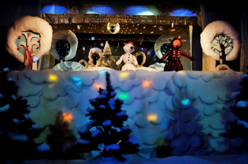 Сколько волшебных снежинок в кукольном театре?