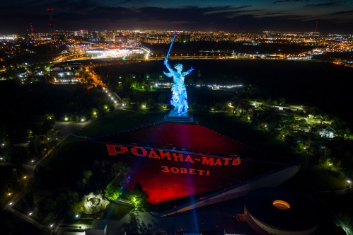 «Свет Великой Победы»: масштабная видеоинсталляция проходит на Мамаевом Кургане
