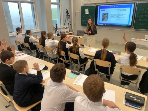 Музыкальные уроки в честь Александры Пахмутовой проходят в волгоградских школах