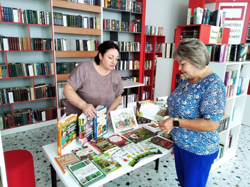 В Иловлинской модельной библиотеке открылась выставка для дачников