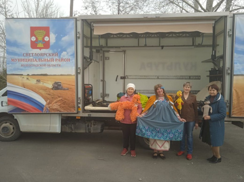 В Светлоярском районе с помощью автоклуба провели концертную программу на День поля