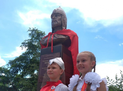 К 800-летию Александра Невского: в одной из школ Волгоградской области торжественно открыли памятник полководцу