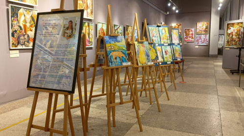 В Музее Машкова открылась инклюзивная выставка «С солнцем по жизни»