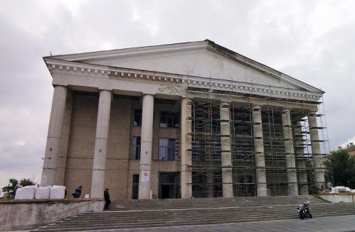 В Волгограде восстанавливают фасад и крыльцо ДК Тракторозаводского района