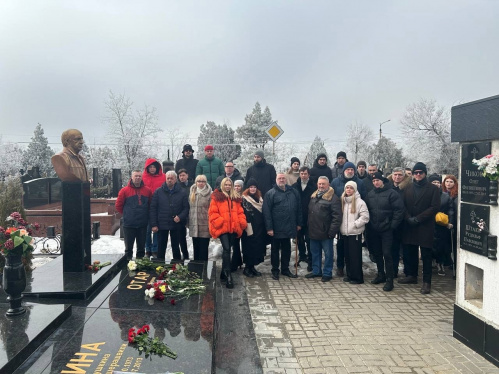 Артисты НЭТа почтили память основателя театра Отара Джангишерашвили