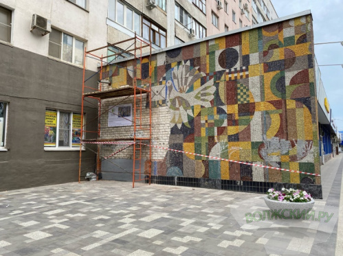 В Волжском восстанавливают мозаику «Связь»