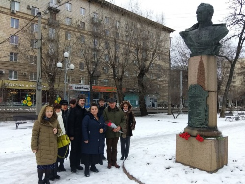 В Волгограде почтили память лётчика-героя Василия Ефремова В Волгограде почтили память лётчика-героя Василия Ефремова