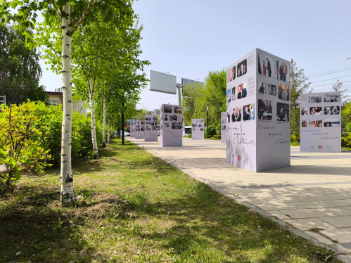 Уличную выставку редких фотографий легендарной Александры Пахмутовой организовали в Волгограде