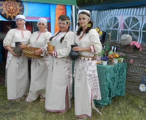 «Фолк-уроки»: волгоградских школьников знакомят с многонациональными традициями России