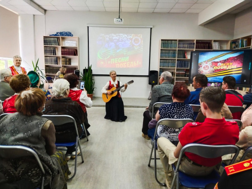 В модельной библиотеке Камышина звучали военные песни