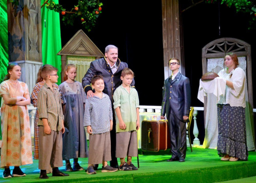 Волгоградский ТЮЗ везёт сельским зрителям комедию русского классика