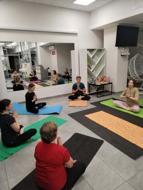 В Среднеахтубинской модельной библиотеке начала работать студия йоги