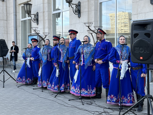 Артисты Ансамбля российского казачества «открыли» туристический сезон на железной дороге