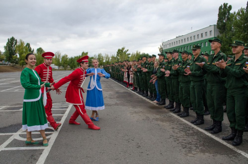 Волгоградский ТЮЗ провёл концерт в войсковой части