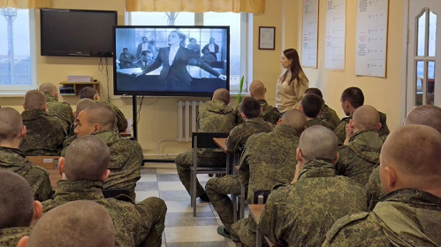 В Волгоградской библиотеке для молодёжи солдатам читали стихи Константина Симонова