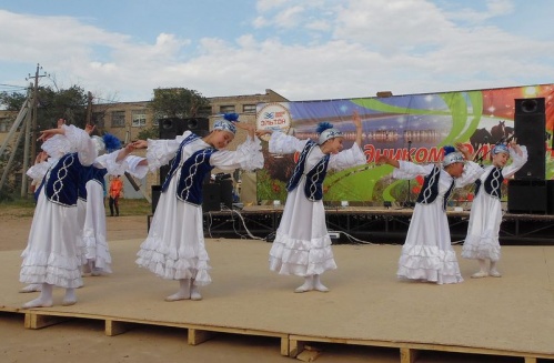 В Эльтоне прошёл фольклорный фестиваль