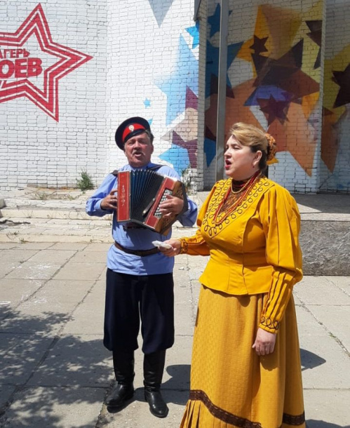 Волгоградские казаки выступили в Астраханской области перед беженцами из Донбасса Волгоградские казаки выступили в Астраханской области перед беженцами из Донбасса