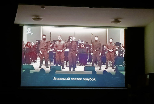 Читатели Горьковки спели песни военных лет вместе с артистами российской эстрады Читатели Горьковки спели песни военных лет вместе с артистами российской эстрады