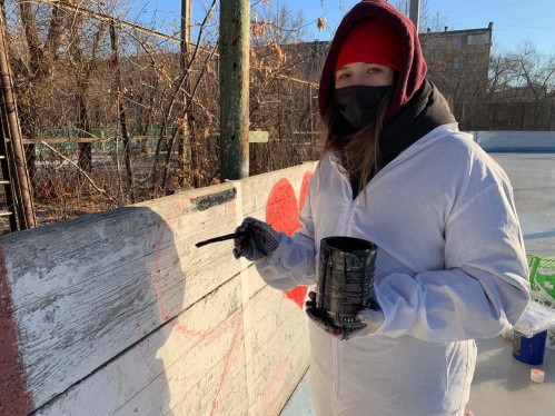 Волгоградские волонтёры культуры украсили каток в Волжском