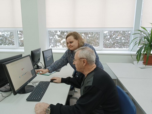 В модельной библиотеке Камышина обучают компьютерной грамотности пожилых людей