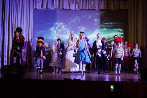 В Светлоярском районе представили спектакль «Алиса из Страны чудес»