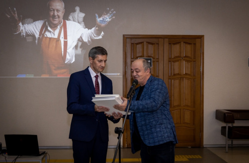 Фонды главной библиотеки региона пополнились книгами с дарственной надписью Зураба Церетели Фонды главной библиотеки региона пополнились книгами с дарственной надписью Зураба Церетели