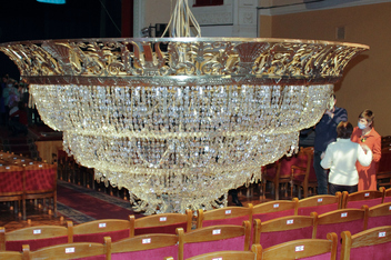 В Волжском к юбилею ДК «ВГС» произвели спуск раритетной люстры