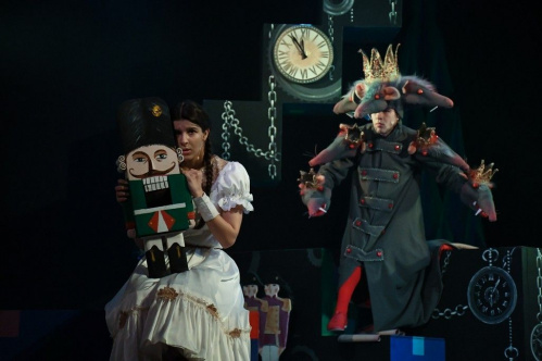 Волгоградский ТЮЗ показывает спектакли в разных районах областного центра