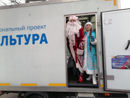 В Дубовке с помощью автоклуба организовали новогодний праздник