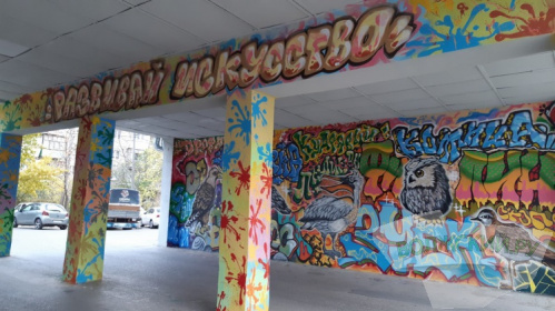 В Волжском завершается работа над аркой «Искусство»