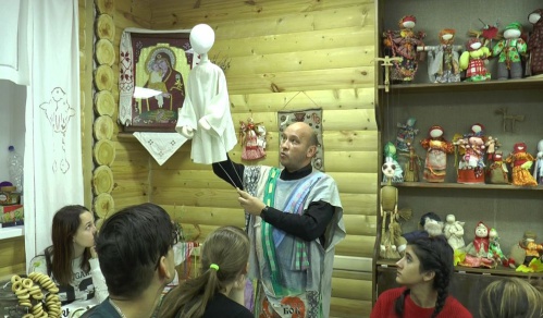 Волгоградцев научили делать кукол по технологии мастеров XVIII века