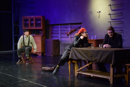 Волгоградские студенты представили дипломный спектакль на профессиональной сцене