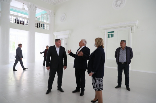 Андрей Бочаров проинспектировал ход работ в Жирновском ДК