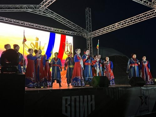 Ансамбль российского казачества выступил в летнем патриотическом лагере