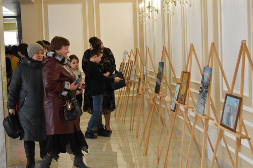 В обновлённом Чернышковском ДК проводят художественные выставки В обновлённом Чернышковском ДК проводят художественные выставки