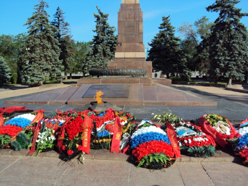 В Волгограде у Вечного огня на Аллее героев вновь зазвучала музыка