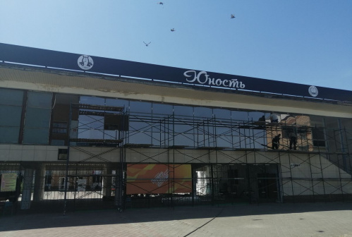 Масштабное обновление суровикинского Центра культурного развития «Юность» вошло в новую фазу