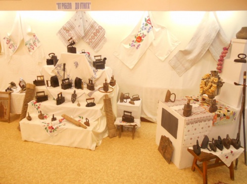 В станице Клетской открылась выставка «От рубеля до утюга» 