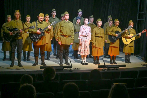 Молодые волгоградцы встретились в ТЮЗе с участниками СВО