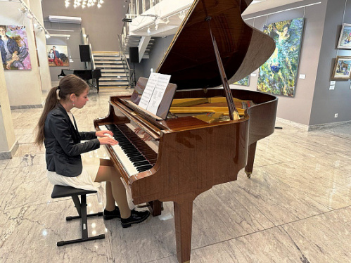 В Волгоград из Москвы доставили легендарный рояль Александры Пахмутовой