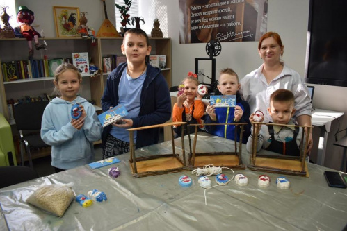 В Среднеахтубинской модельной библиотеке ребята сделали кормушки для птиц