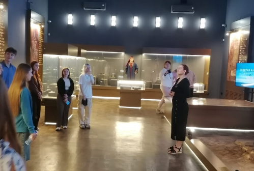 Участники фестиваля #ТриЧетыре побывали на новой выставке в Краеведческом музее