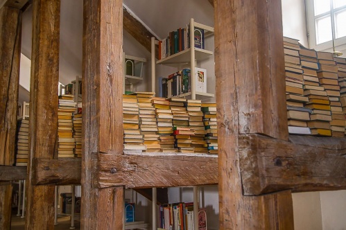 Подари музею книгу