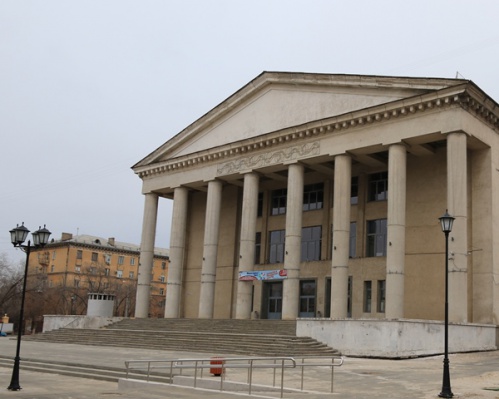 В Волгограде проходит реконструкция фасадов ДК Тракторозаводского района