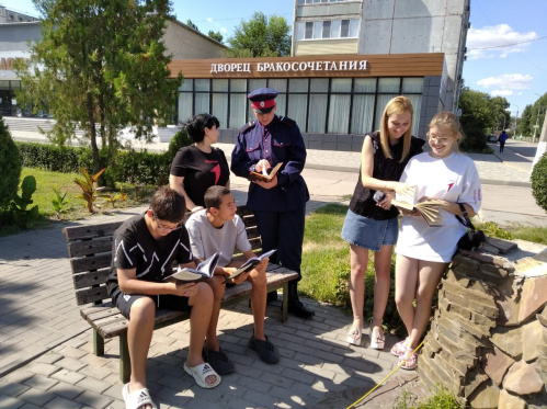 Иловлинская модельная библиотека присоединилась к межрегиональной акции «С книжкой на скамейке»