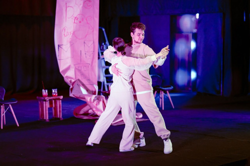 В Волжском драмтеатре состоялась премьера эпистолярной истории любви