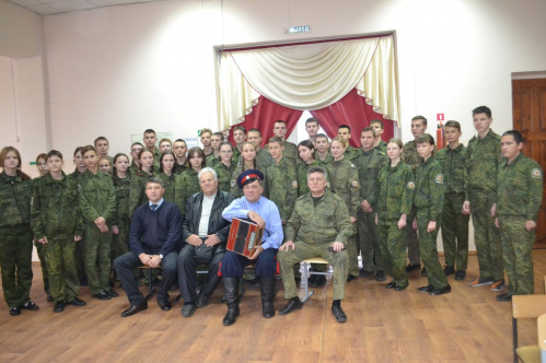 Известный волгоградский музыкант Юрий Щербаков встретился с юными урюпинцами Известный волгоградский музыкант Юрий Щербаков встретился с юными урюпинцами
